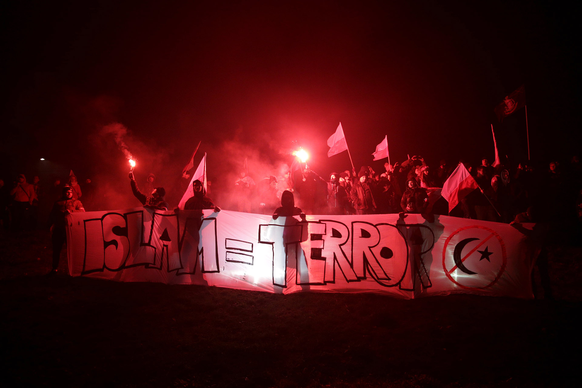 El pasado sábado 11 de noviembre tuvo lugar en las calles de Varsovia una marcha nacionalista en la que participaron alrededor de 60,000 personas que gritaron consignas como: “Polonia pura, Polonia blanca”, “Dios, honor, país” y “Fuera Refugiados”, además de portar banderolas con símbolos fascistas.