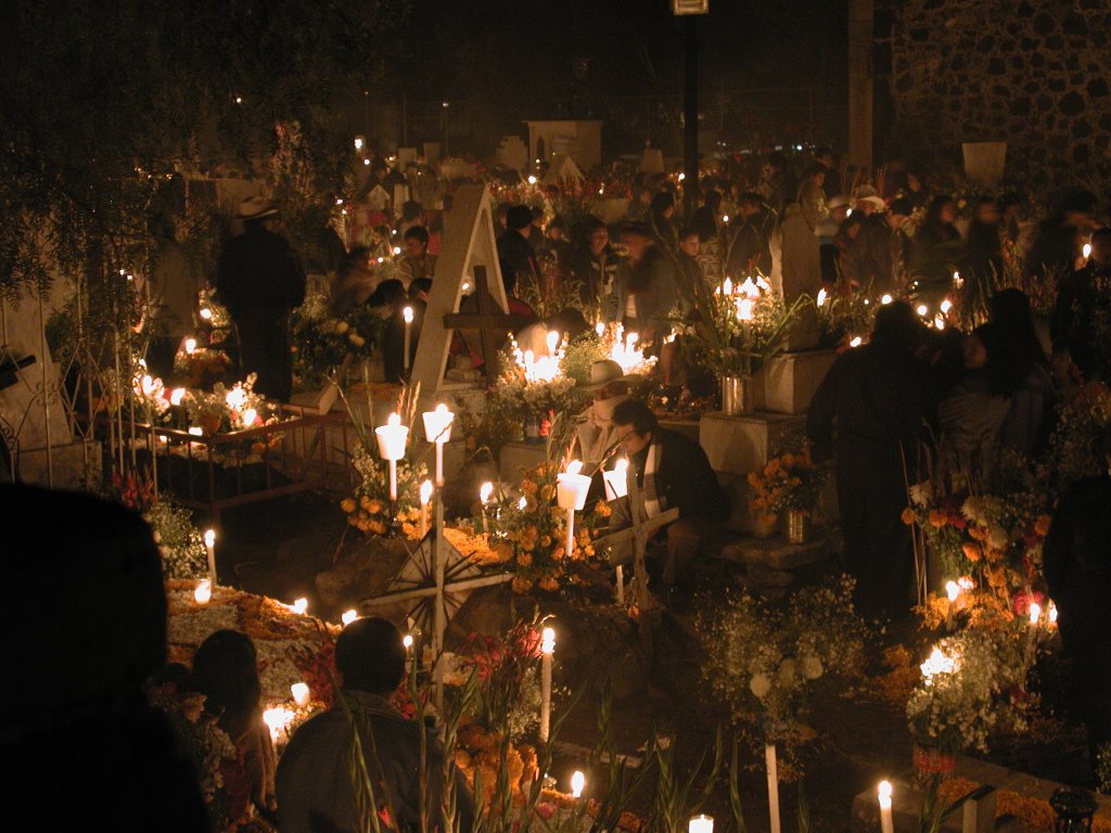 Reconocida por su zona arqueológica, esta ciudad distingue su celebración del Día de Muertos por la diversidad de sus altares. 