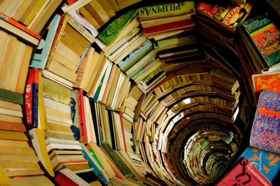 Laberinto, libros apilados
