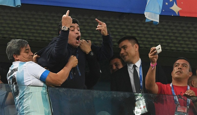 Maradona durante partido Argentina vs. Nigeria