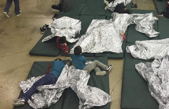 Niños enjaulados, Estados unidos, duermen en colchonetas