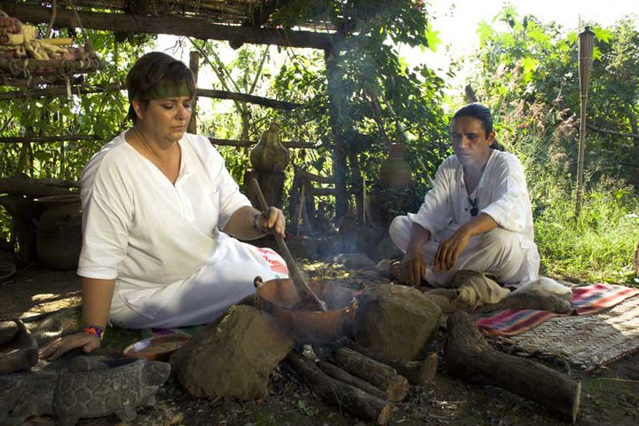 Mujeres del maíz, uso de fogones de leña, metate, molcajete