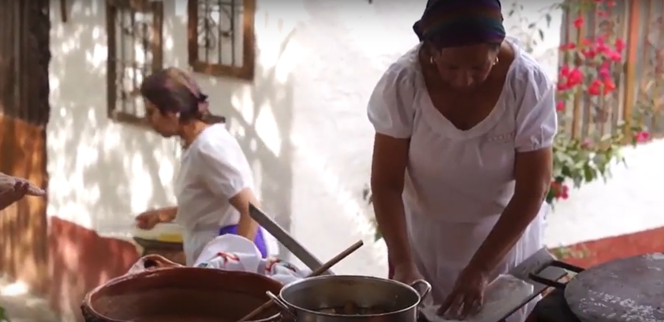 Mujeres del maíz, elaborando tortillas