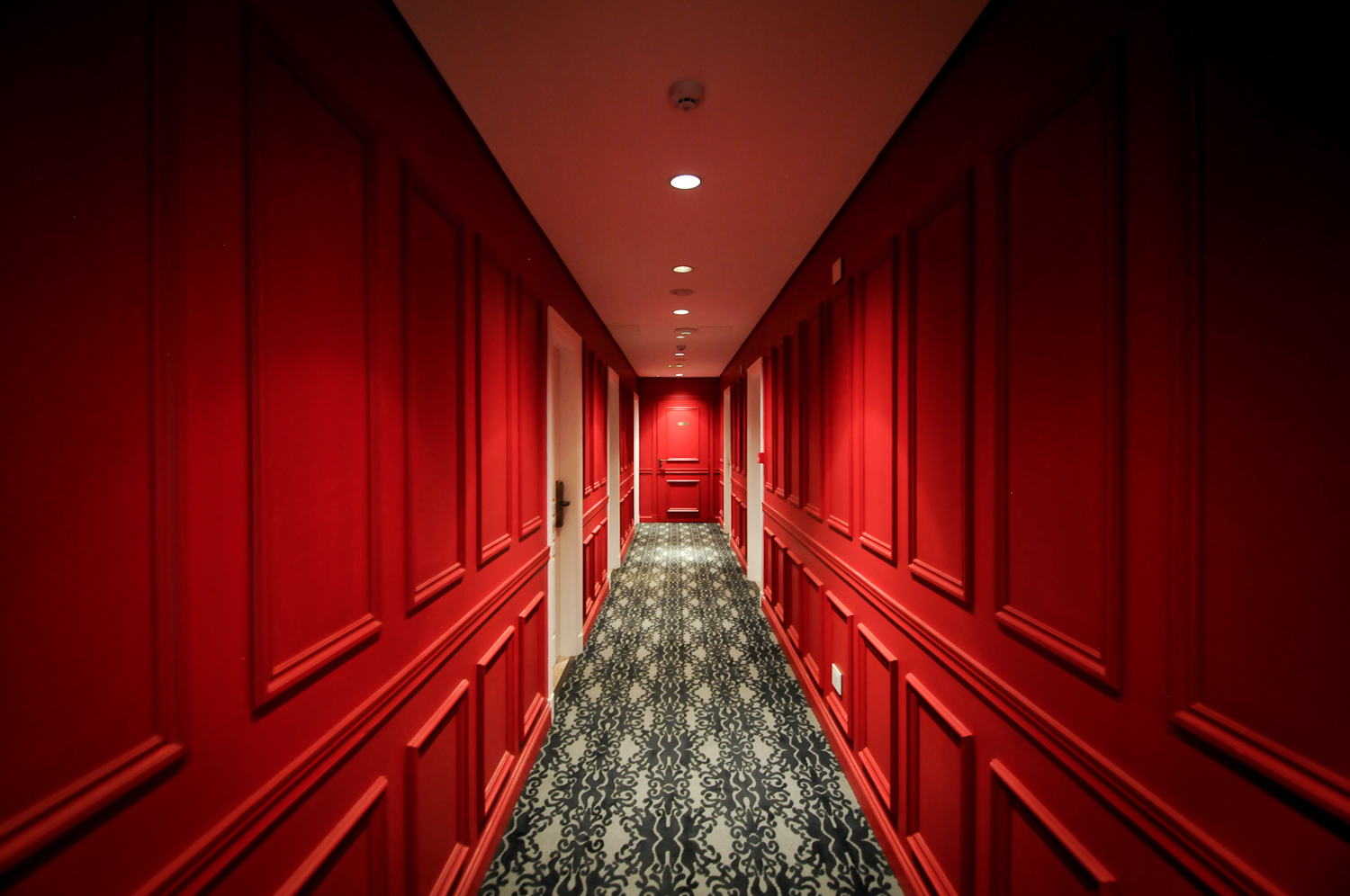 Hoteles del séptimo arte, pasillo rojo de hotel clásico