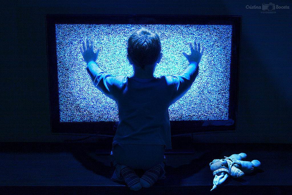 Niño frente a televisor
