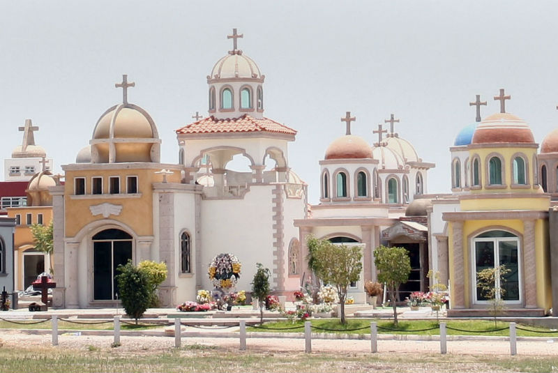 Tumbas liujosas y equipadas del cartel de Sinaloa.