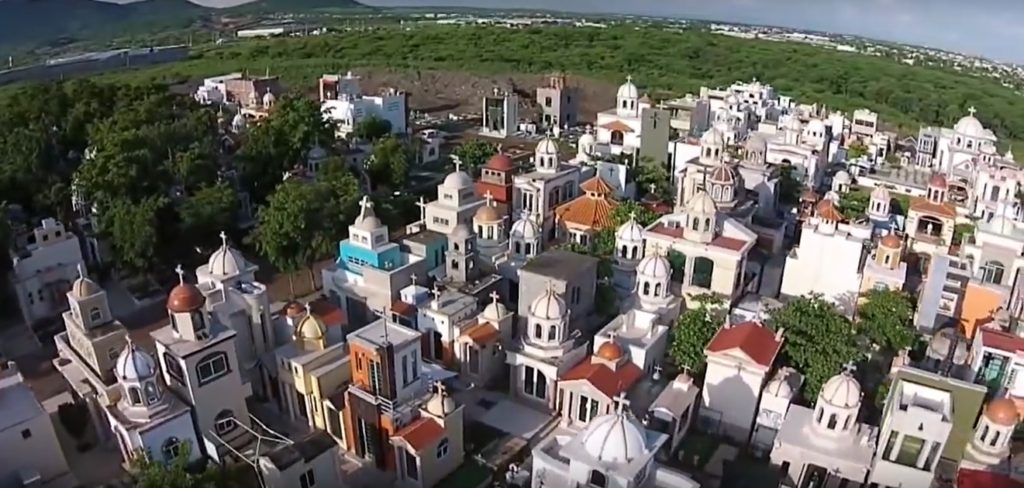 Cementerio Jardines de Humaya, tumbas liujosas y equipadas del cartel de Sinaloa.