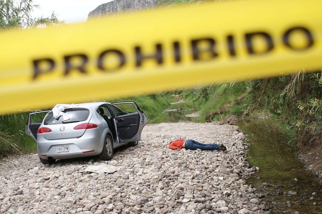 Persona ejecutada y abandonada en lugar solitario, fuera de coche