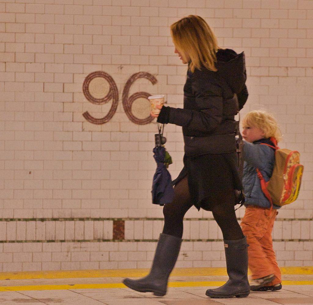 Madre e hijo camino a sus labores del día, con prisa