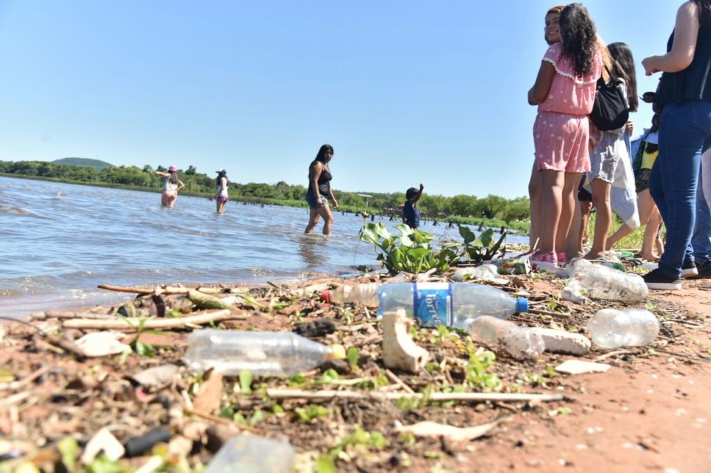 Playa sucia, basura en arena.