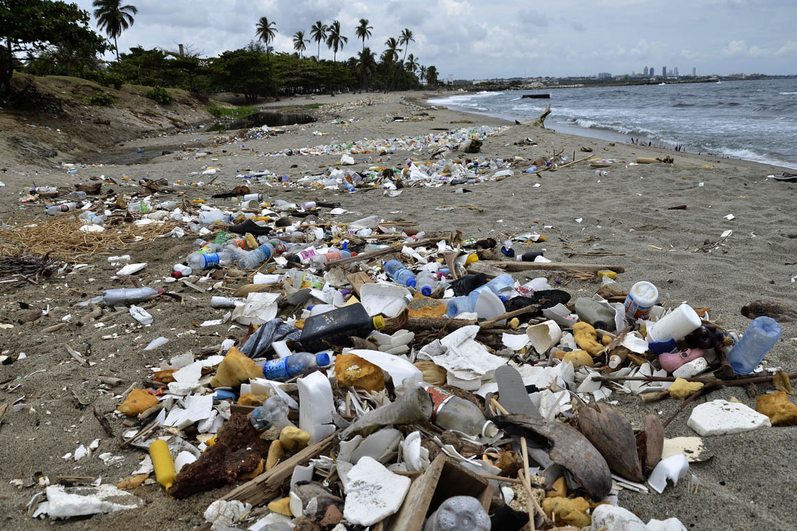 Playa sucia, basura en arena.