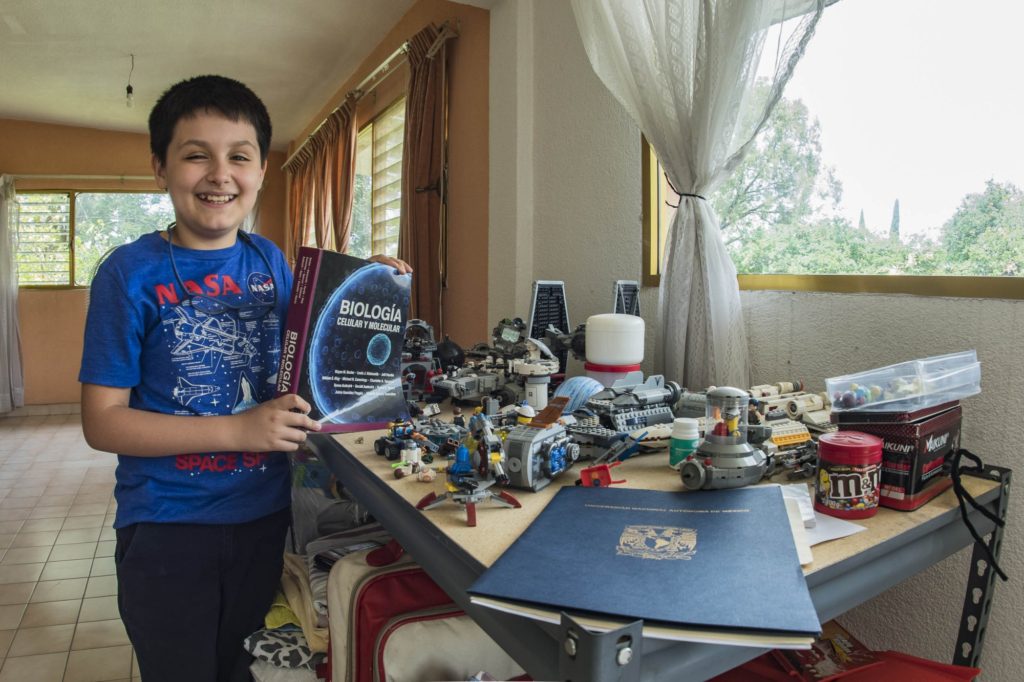 Carlos Antonio Santamaría Díaz, primer alumno de 12 años de edad en UNAM, con sus libros