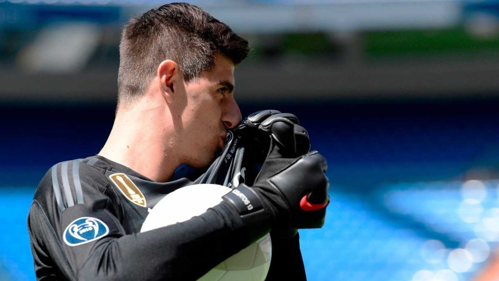 Courtois besa escudo de Real Madrid