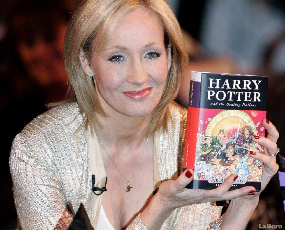 JK Rowling muestra su libro Harry Potter