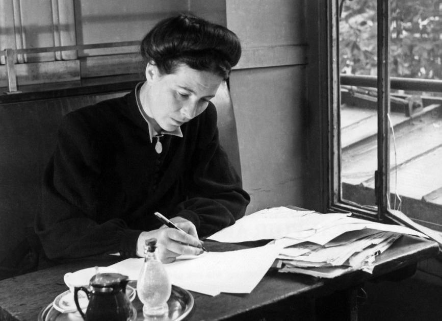 Simone de Beauvoir escribiendo