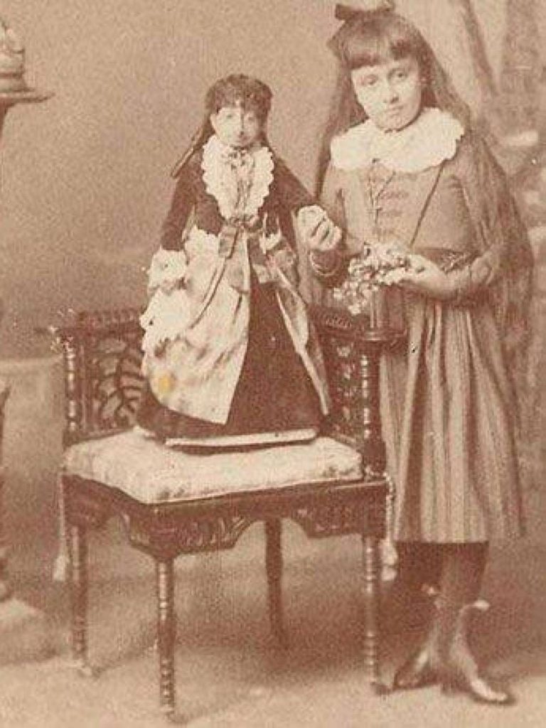 Lucía Zarate sobre una silla al lado de una niña