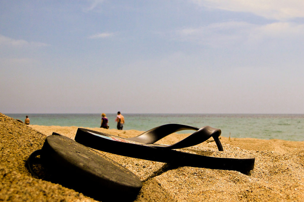 Sandalias en la playa