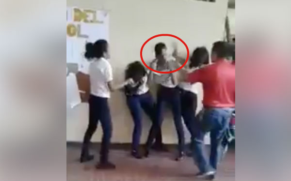 golpiza alumnos Quintana Roo, estudiantes mujeres golpean a estudiante hombre