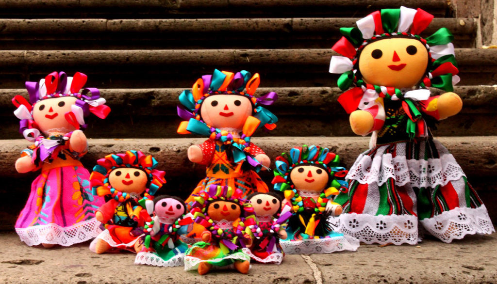 muñecas mexicanas le gana a las chinas. arte mexicano, muñecas de amealco en liverpool, 