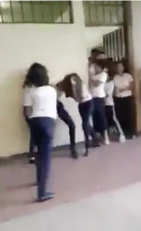 El video viral de la brutal golpiza propinada por un alumno a su compañera de clases en una escuela de Quintana Roo parece tener una "precuela" que explica —no justifica— lo sucedido. En el primer video difundido en redes sociales se observa el momento en el que una alumna del Colegio de Estudios Científicos y Tecnológicos (Cecyte) de Leona Vicario en Puerto Morelos, entra al salón de clases y mientras acomoda una banca en la que pretende sentarse, otro alumno entra, se para frente a ella y comienza a cachetearla.