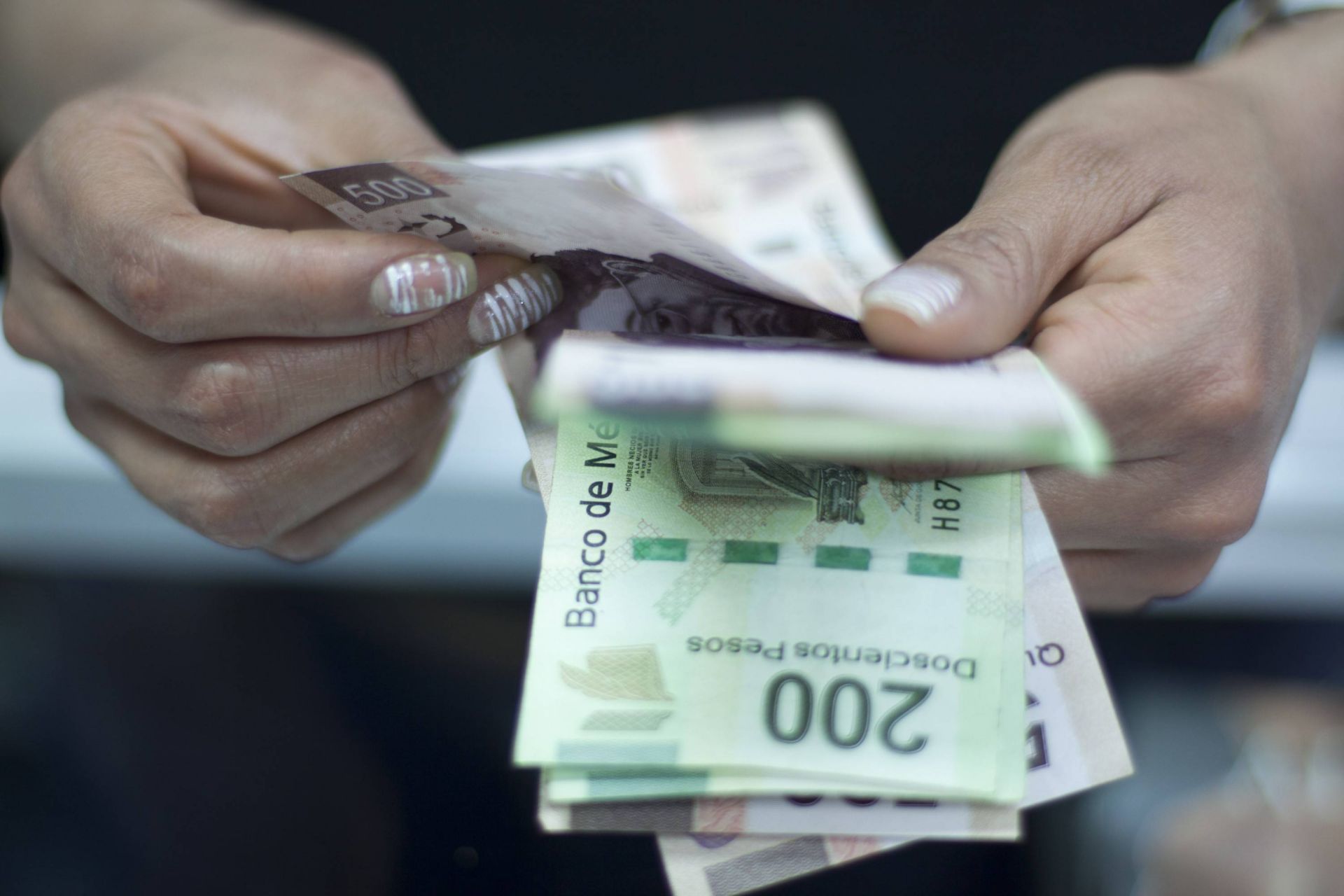 Salario mínimo subirá 14 pesos en 2019; será de 102 pesos... Este lunes el sector patronal anunció que el salario mínimo aumentará a 102.68 pesos diarios en 2019, una propuesta que coincide con la del gobierno de Andrés Manuel López Obrador. La Confederación Patronal de la República Mexicana agregó que el incremento fue producto de un acuerdo tripartita y unánime. El salario mínimo vigente este año es de 88.36 pesos diarios, con lo que la nueva alza equivale a 14.32 pesos más o 16.20%. La inflación general en noviembre se ubicó en una tasa anual de 4.72%. El aumento al salario mínimo que se anunciará este lunes a las 13:00 horas se hizo en acuerdo con representantes de los trabajadores, los empresarios y el Banco de México para evitar que afecte a la inflación, aseguró este lunes el presidente. López Obrador dijo que se instruyó a la secretaria del Trabajo, Luisa María Alcalde, para que conciliara y llegara a un acuerdo entre empresarios y trabajadores y además consultara al banco central, entidad encargada de mantener baja y estable la inflación. "Tengo información de que se procedió de esa manera, que lo que hoy (lunes) se dará a conocer es fruto de un acuerdo, de una conciliación", dijo el Presidente durante su conferencia de prensa matutina. A las 13:00 horas López Obrador anunciará el aumento al salario mínimo que regirá a partir de 2019.