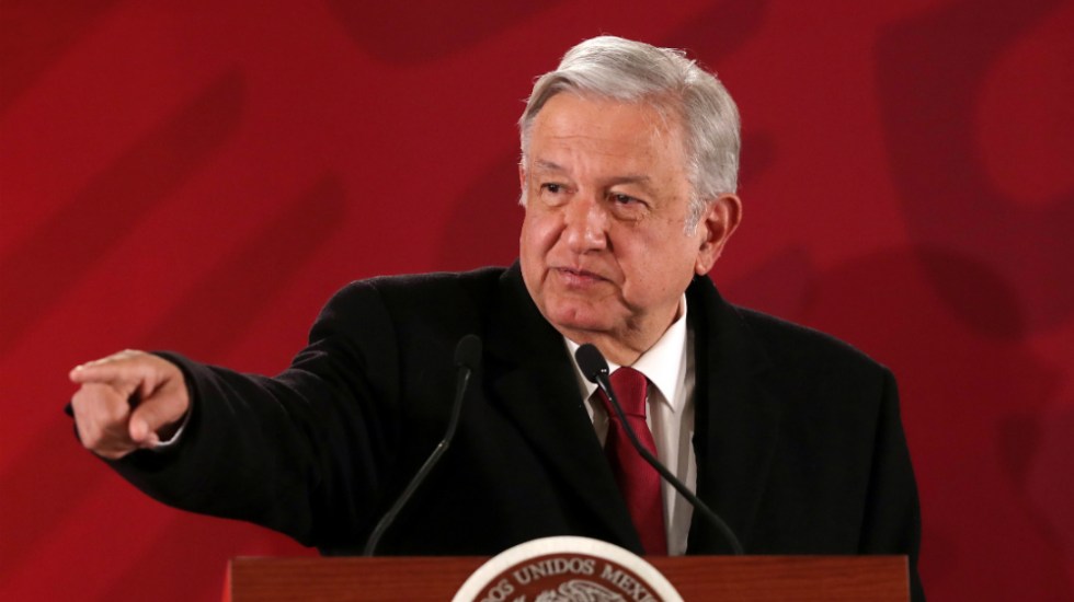 López Obrador pide renuncia a tres implicados en "estafa maestra", AMLO