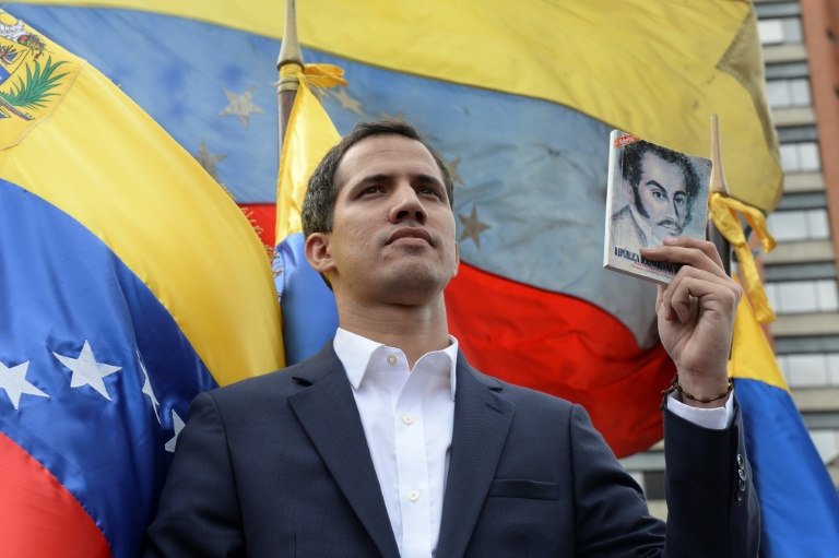 Oposición a Maduro proclama a Guaidó