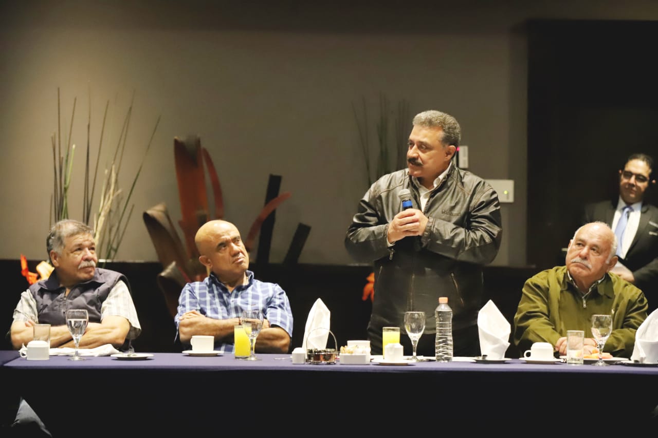 Carlos Lomelí promete apoyo a los productores de caña