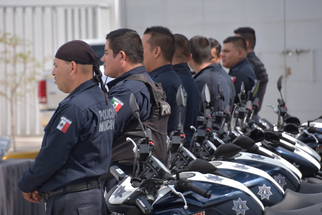 Dan estímulo, uniformes y equipo a policías de Tlajomulco