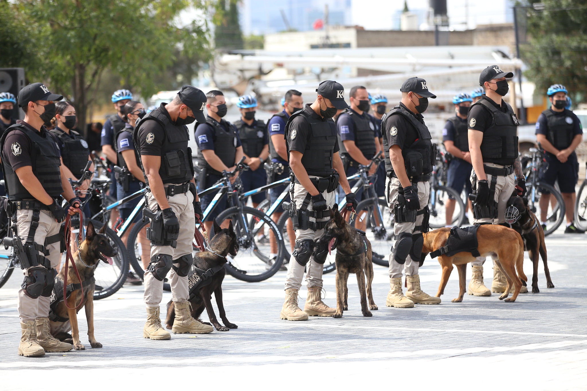 Zapopan entrega bicicletas y perros a policías