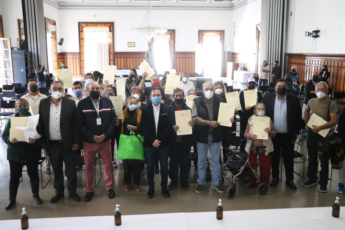 GDL entrega medio centenar de títulos de propiedad