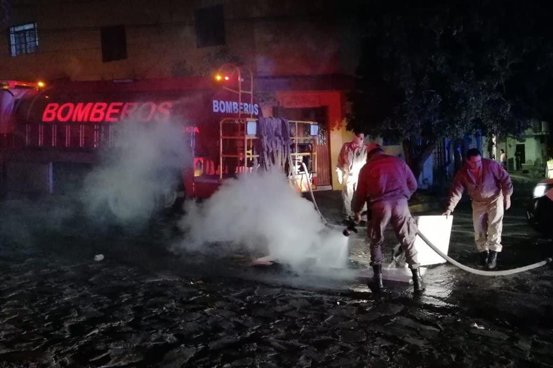 bomberos apagan fogata