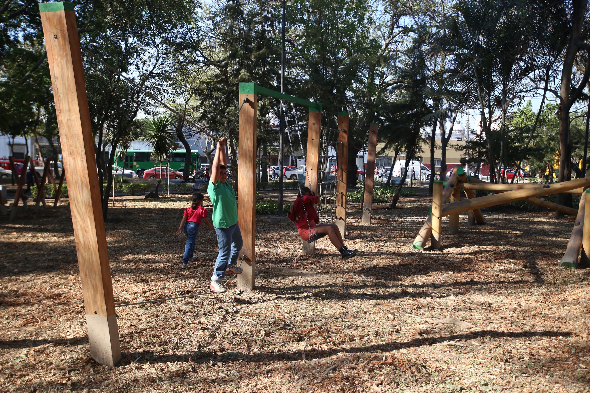 Rehabilitan e instalan juegos infantiles en el Jardín Botánico