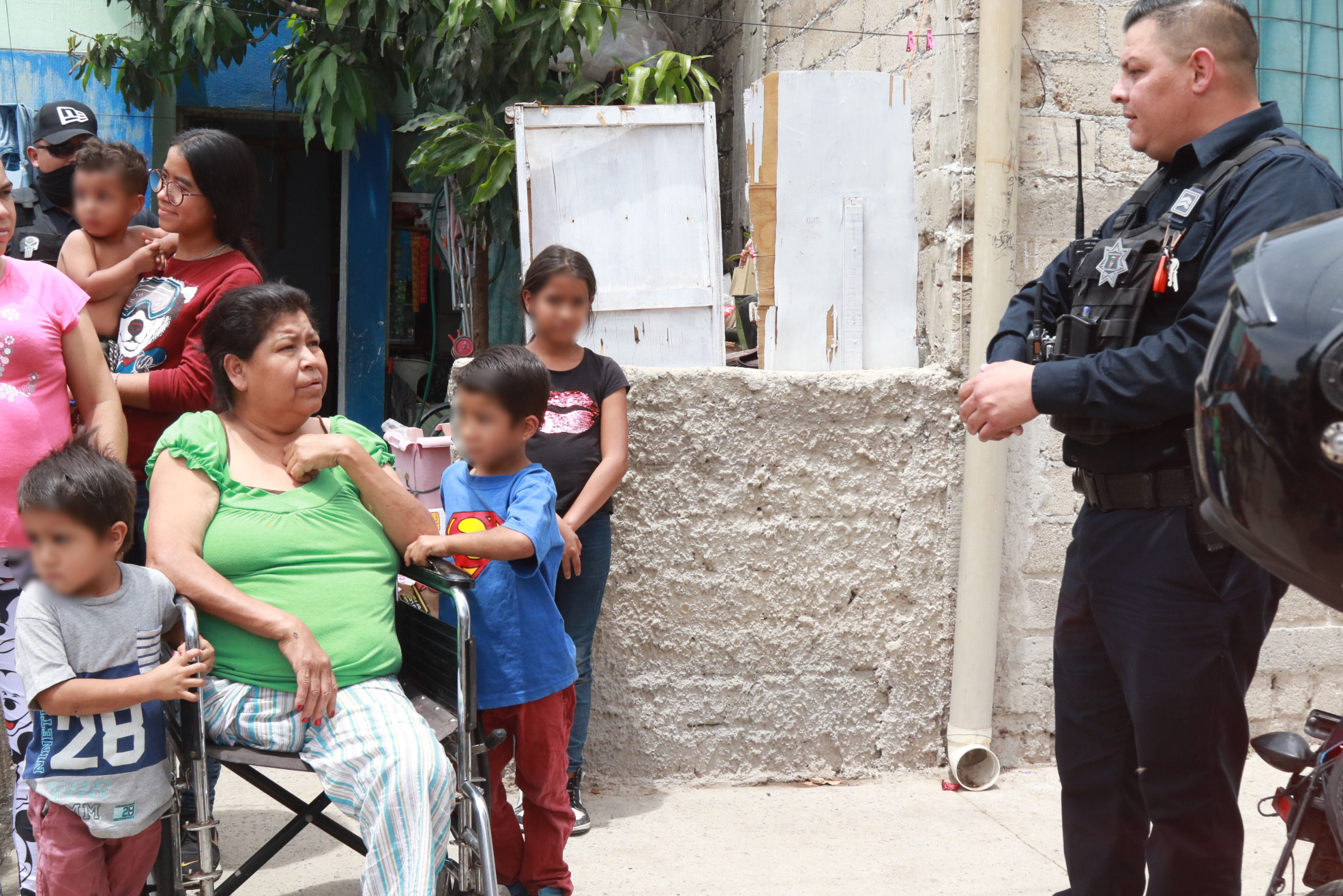 Policías de Tlajomulco arman vaquita para ayudar a familia