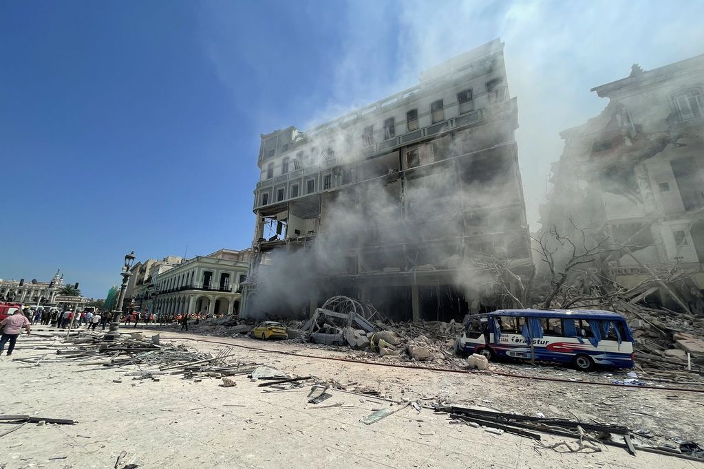 Explosión destruye Hotel Saratoga en La Habana