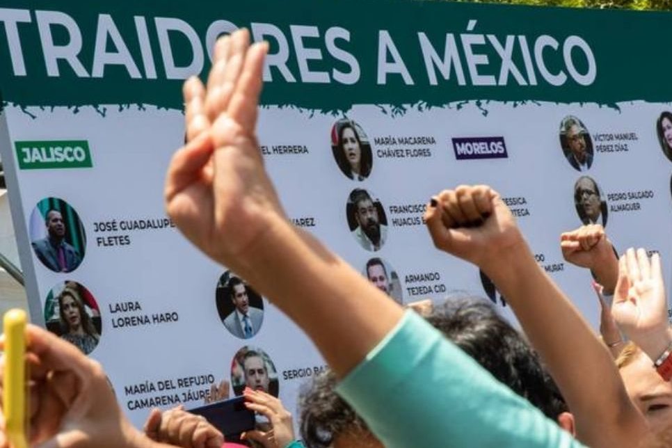 Morena recaba firmas en Jaliscocontra diputados “traidores a la patria”