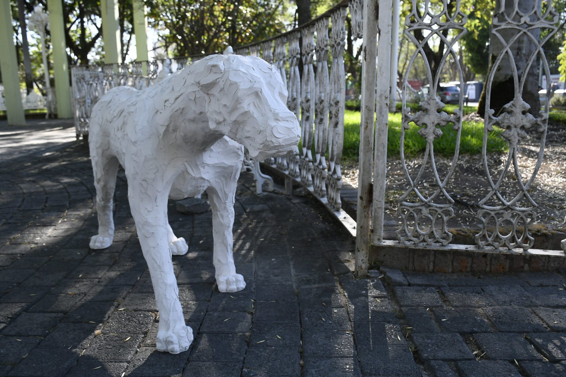 La artista Sofía Crimen se inspiró en el mejor amigo del hombre para su exposición ‘Paseo Perrón’.