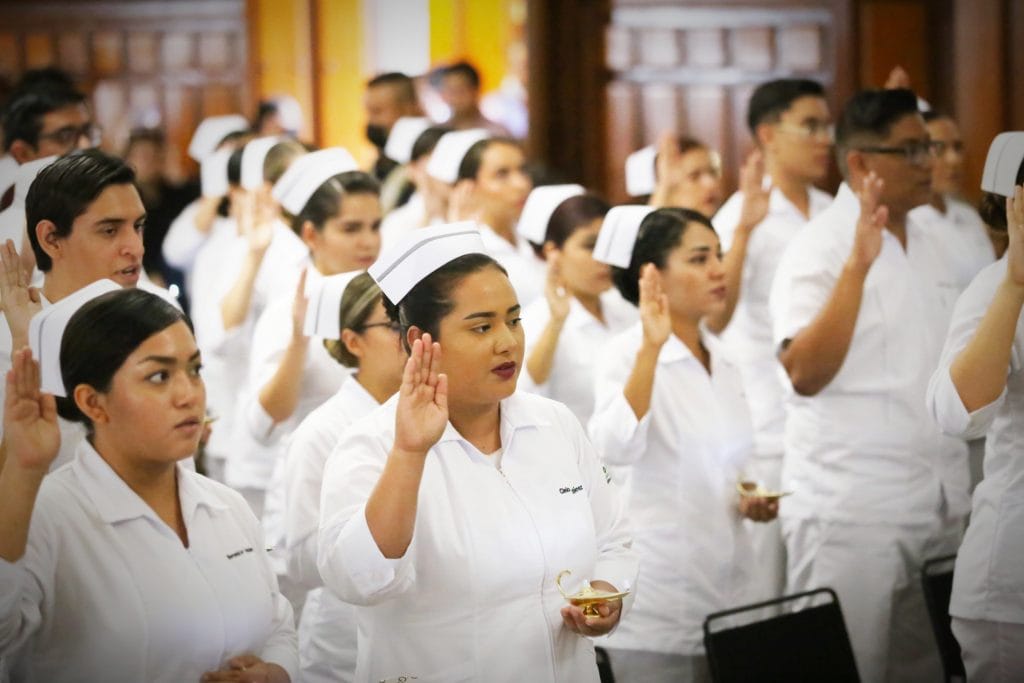 96 estudiantes se gradúan de la Escuela de Enfermería y Optometría de