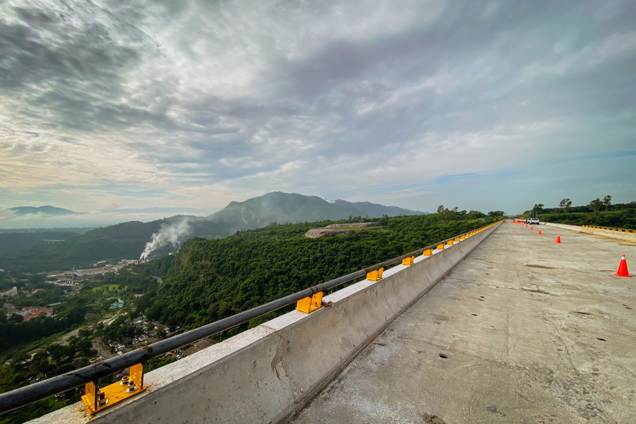 AMLO y Alfaro supervisan Autopista Guadalajara-Colima-Manzanillo; quedará concluida en diciembre