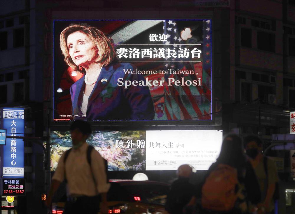 Ignoran amenaza china, Pelosi llega a Taiwan 