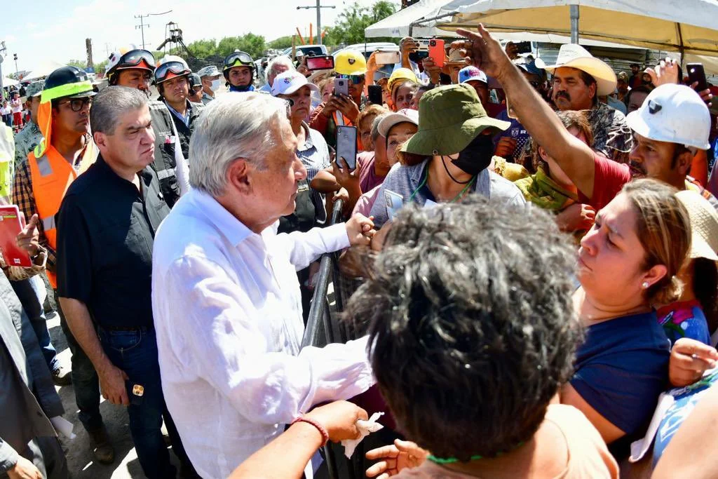 AMLO llega a Coahuila, supervisa rescate de mineros