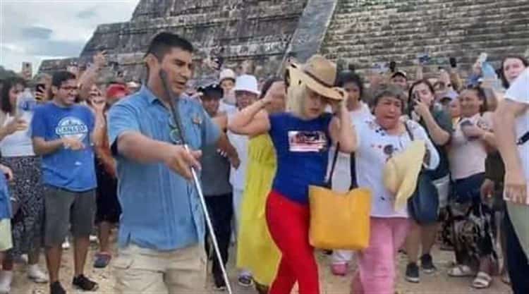 Lady Chichén Itzá viola la ley y los visitantes la castigan