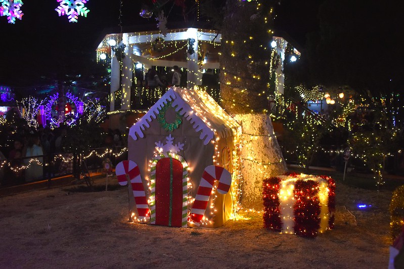 La magia de la navidad ya envolvió al poblado de Cuexcomatitlán, Tlajomulco,  gracias a los vecinos que se organizaron para convertir la plaza principal en una villa navideña.
