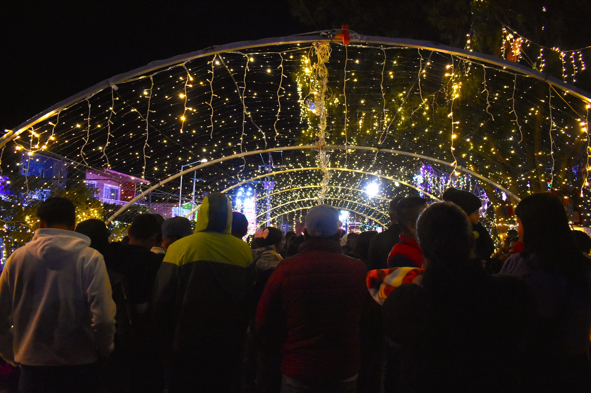 La magia de la navidad ya envolvió al poblado de Cuexcomatitlán, Tlajomulco, gracias a los vecinos que se organizaron para convertir la plaza principal en una villa navideña.