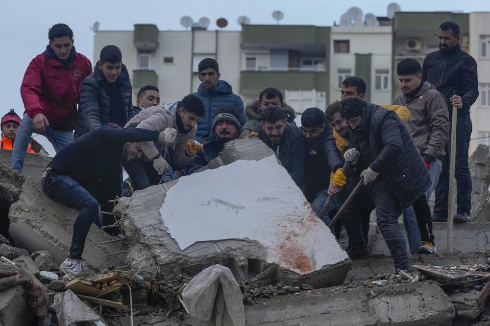 suman cinco muertos por sismo en turquia