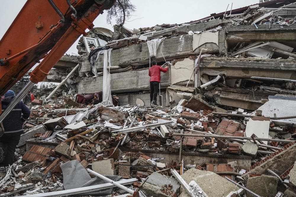 suman cinco muertos por sismo en turquia