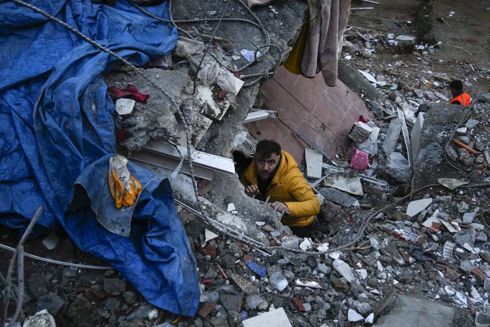 suman cinco muertos por sismo en turquia