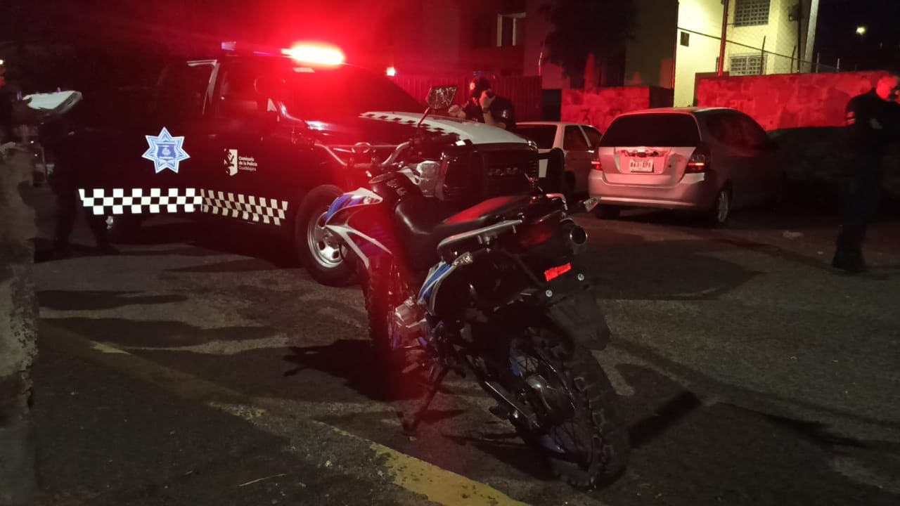 Detienen a un hombre en motocicleta robada en GDL