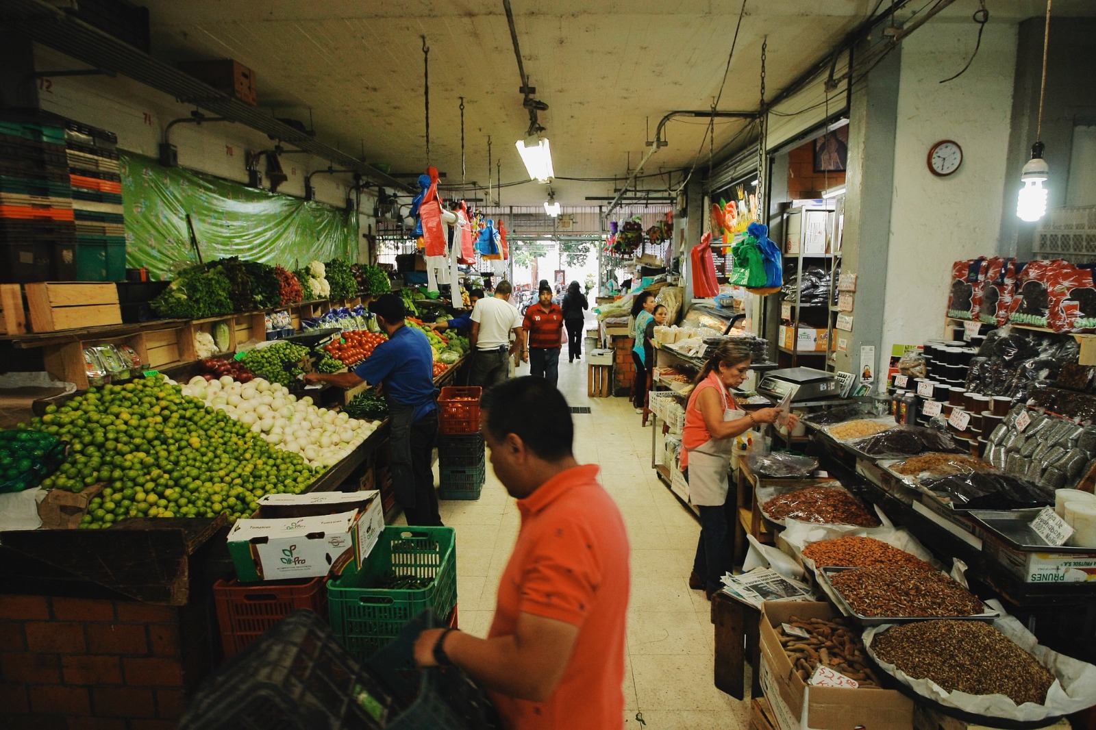 denuncian irregularidades en baños de mercados