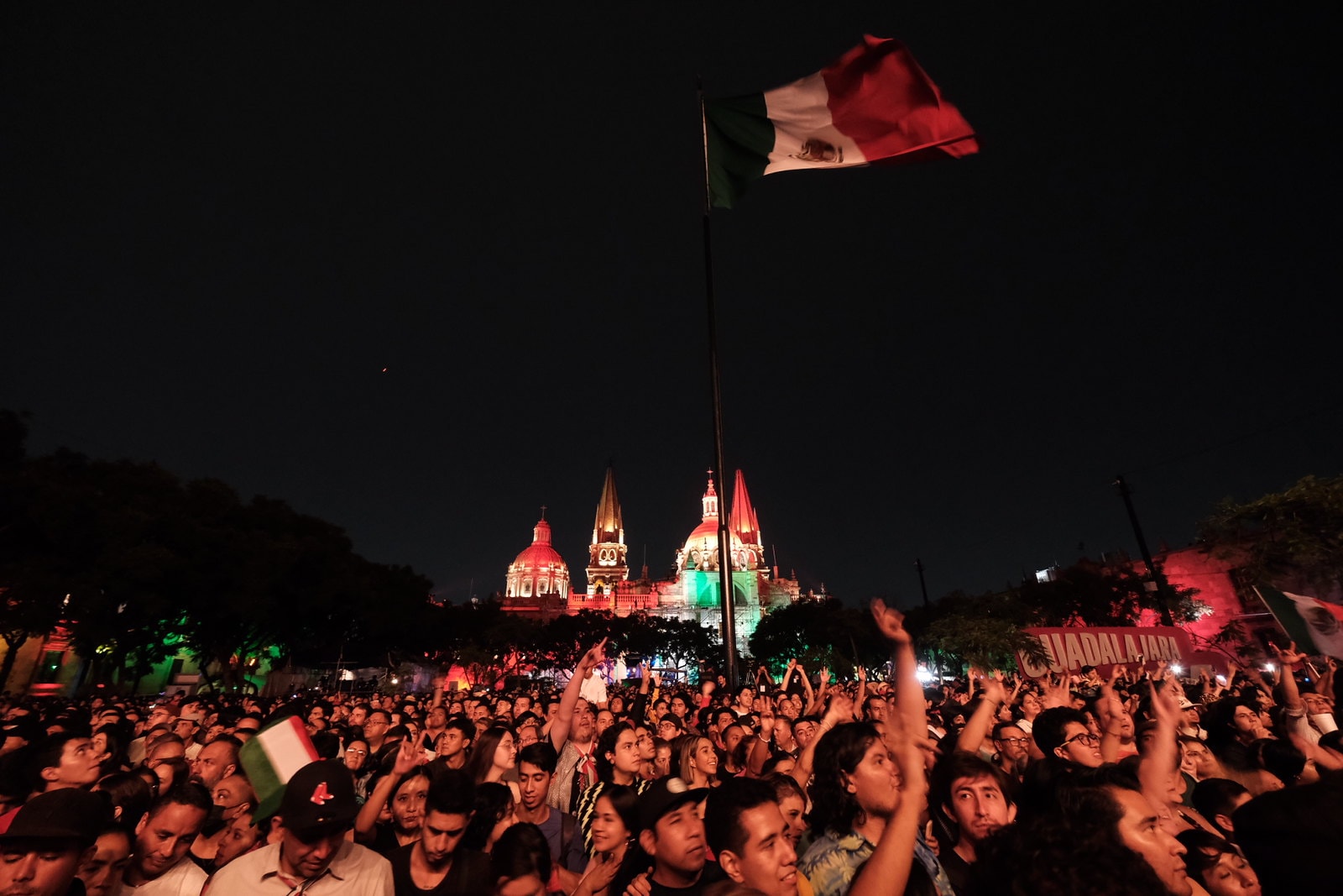 Café Tacvuba aún es capaz de convocar a más de 80 mil personas y demostrar que el amor es bailar y cantar en un concierto masivo.